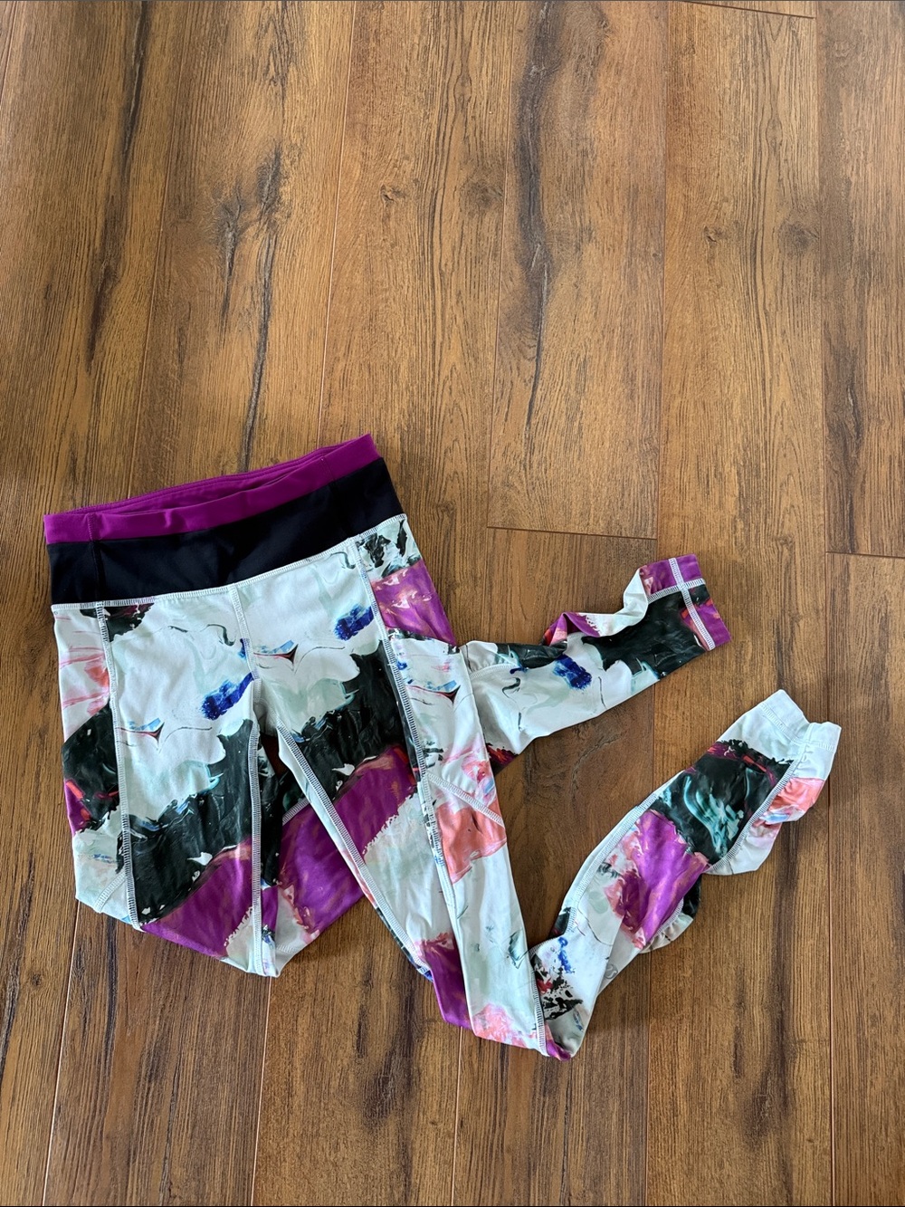 Women’s Lululemon Purple Abstract Print Leggings with pockets